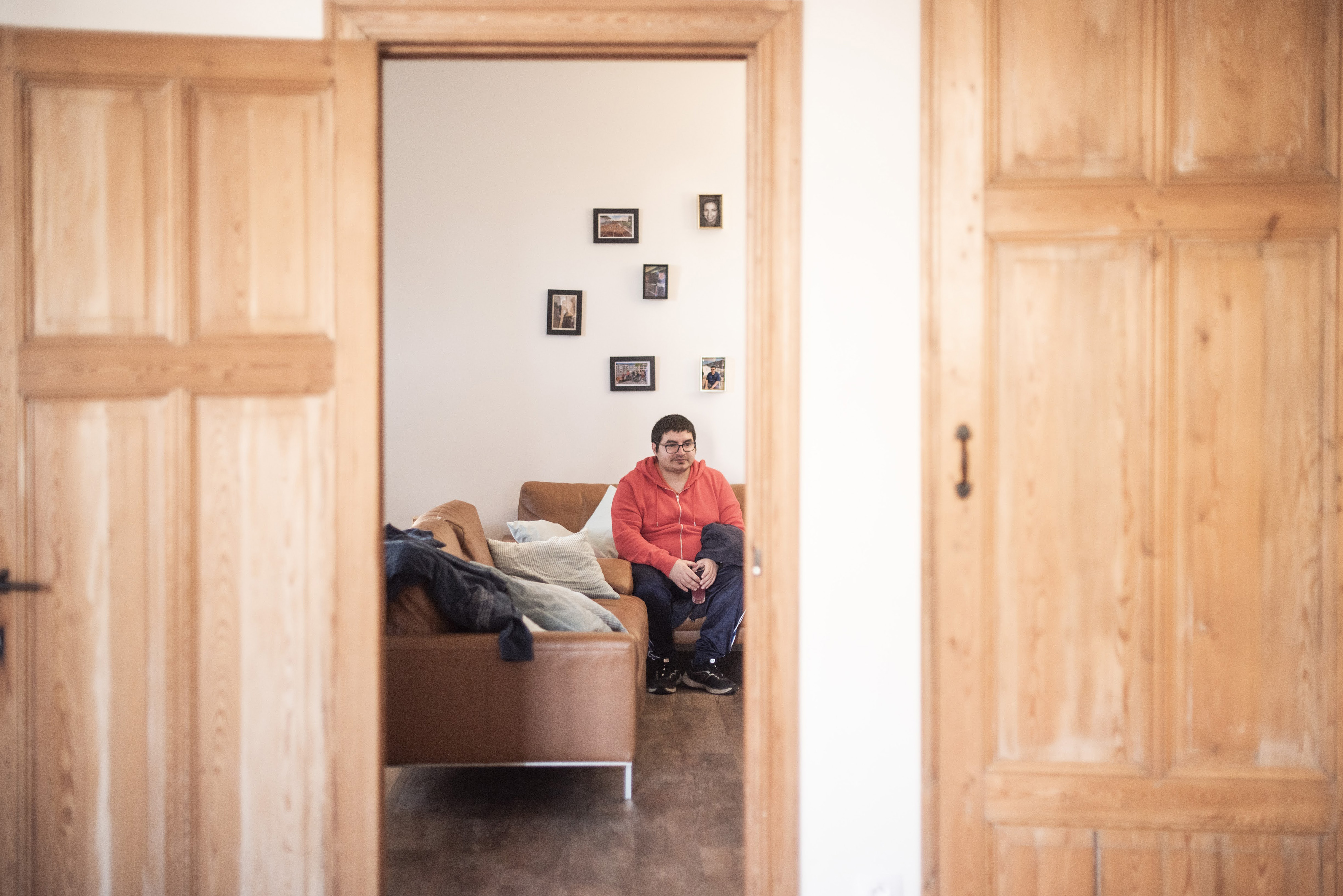 Bewoner van woondienst ontspant in de woonkamer