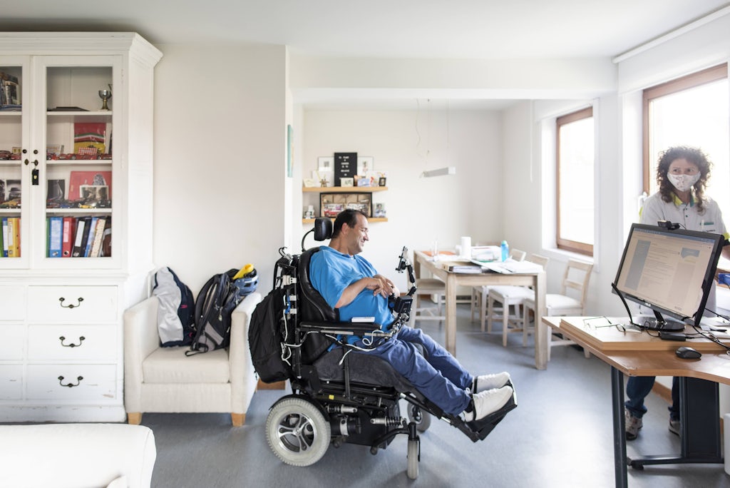 Man in rolstoel in zijn studio
