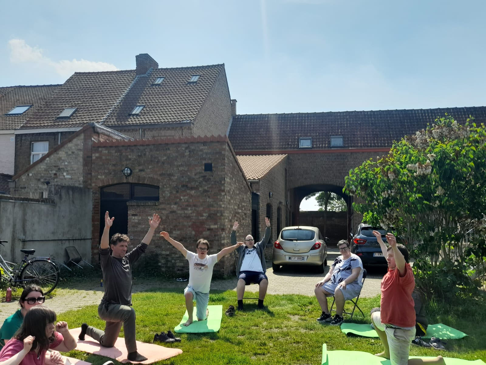 Sfeerbeeld van een yogales in De Kave