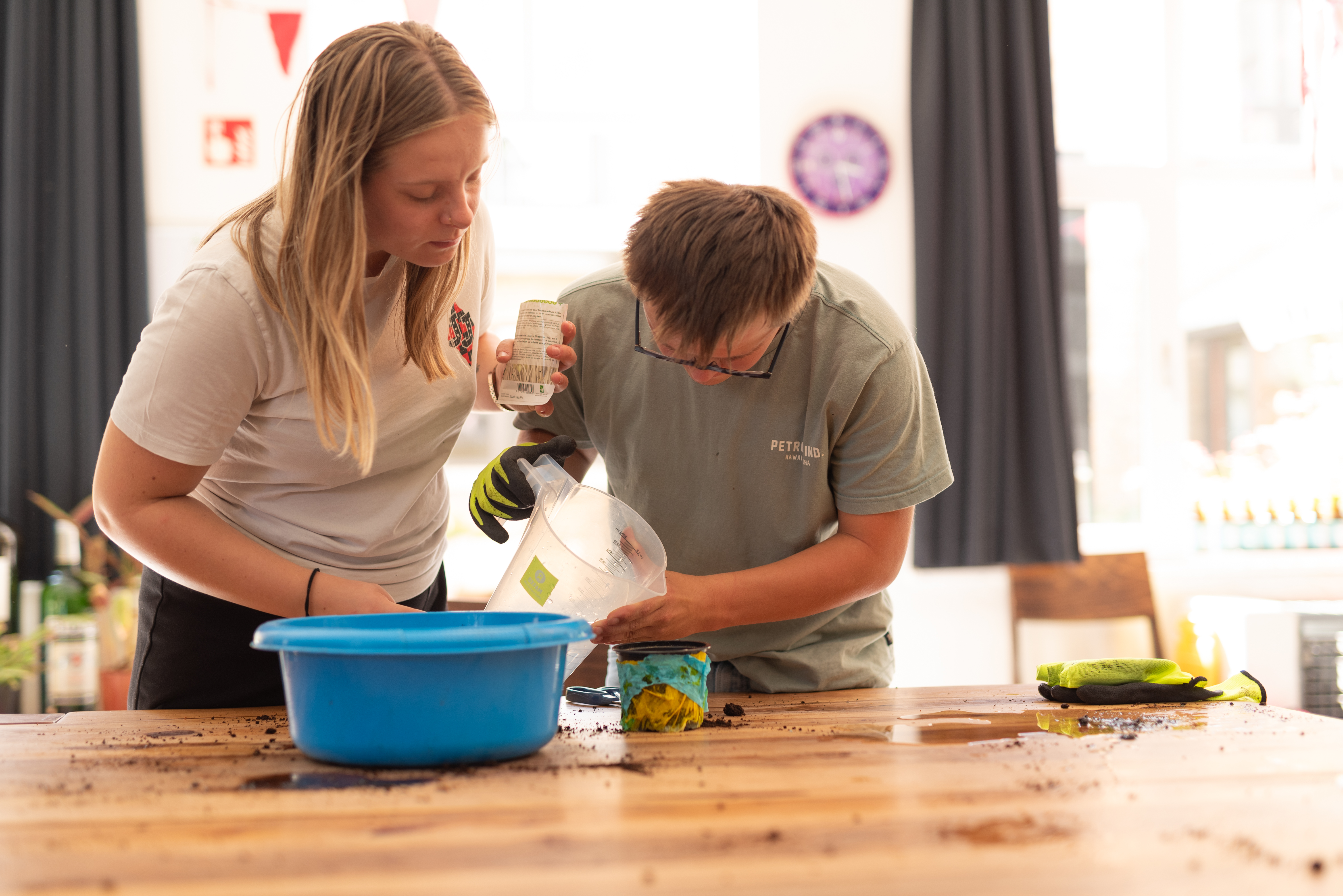 Twee mensen werken samen aan een tafel tijdens een workshop