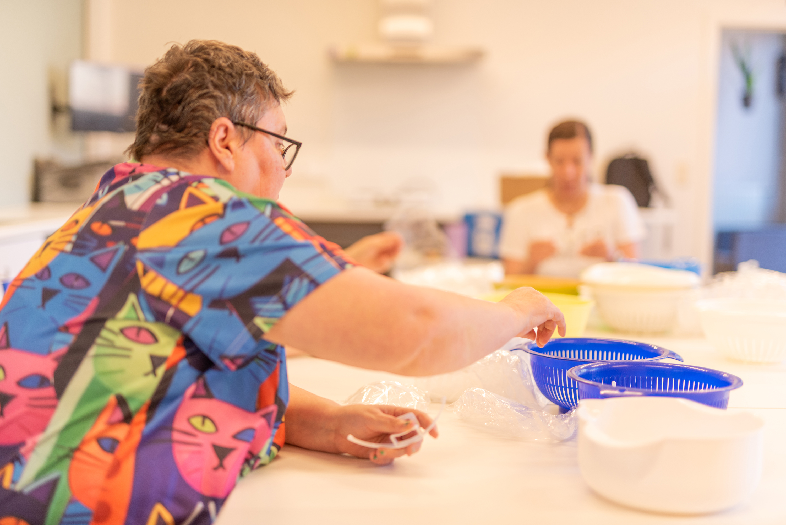 groepje mensen bezig met sorteerwerkje