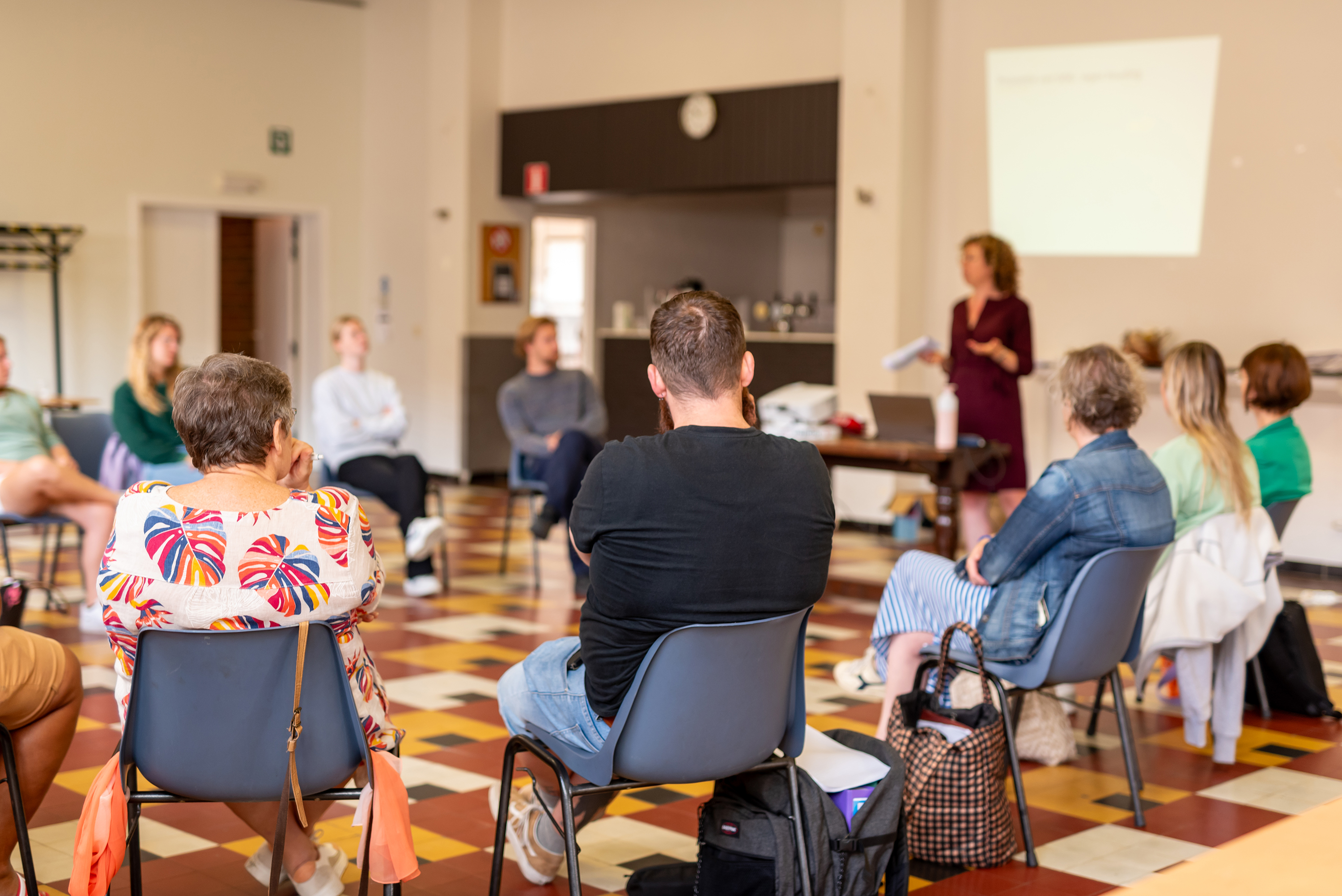 Groep mensen in een vormingssessie
