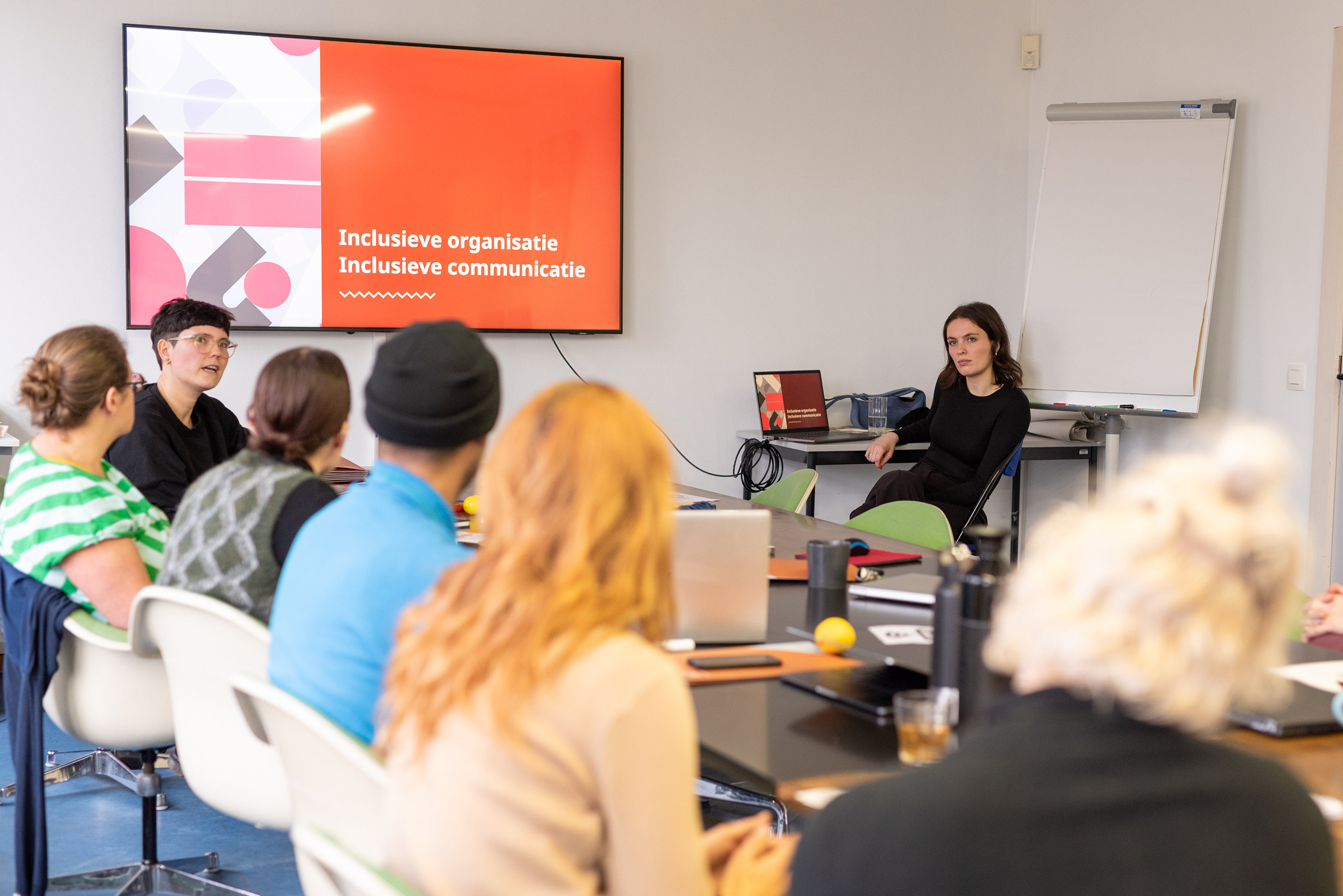 Vorming aan een groep over inclusieve communicatie