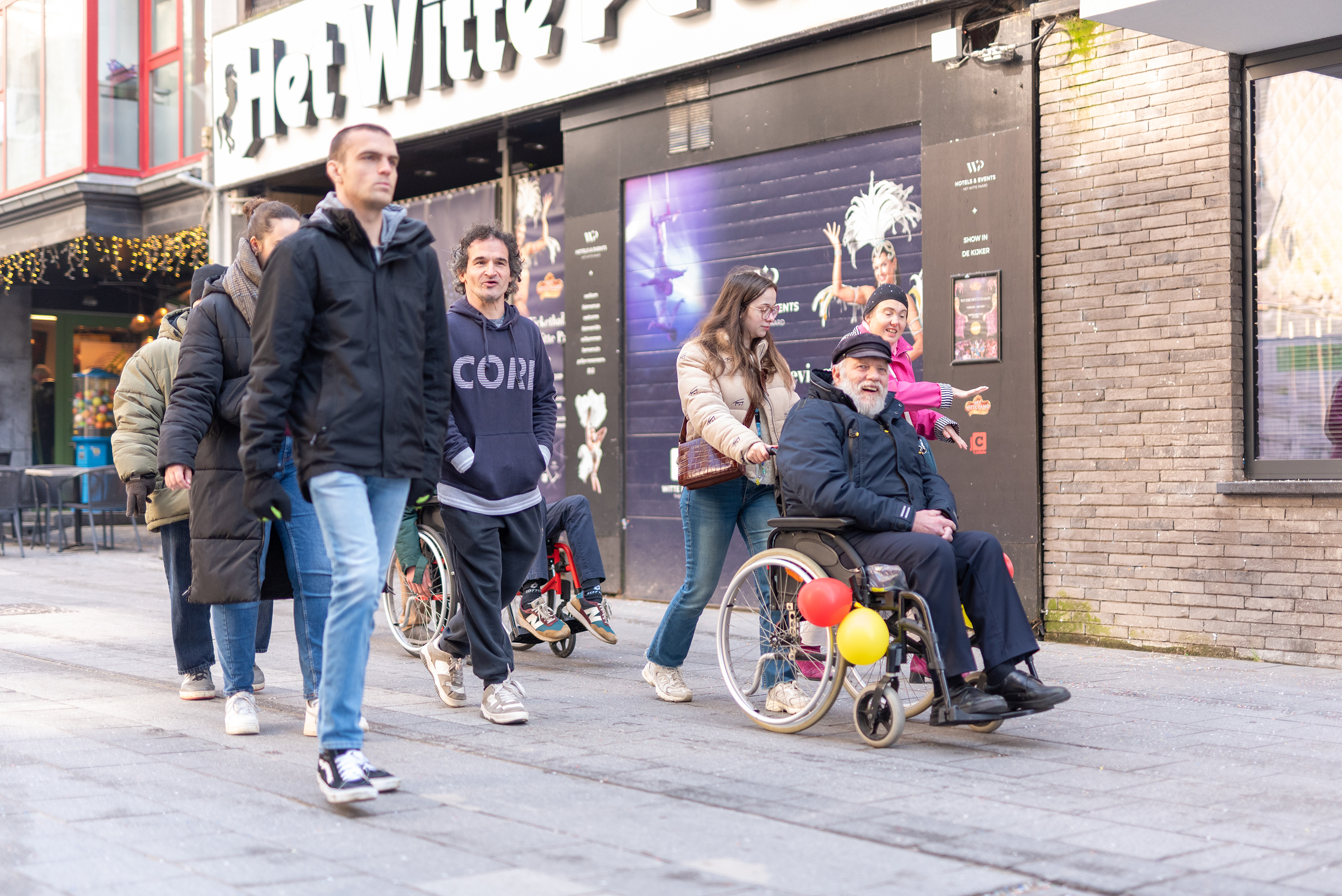 Groep op stap met begeleider
