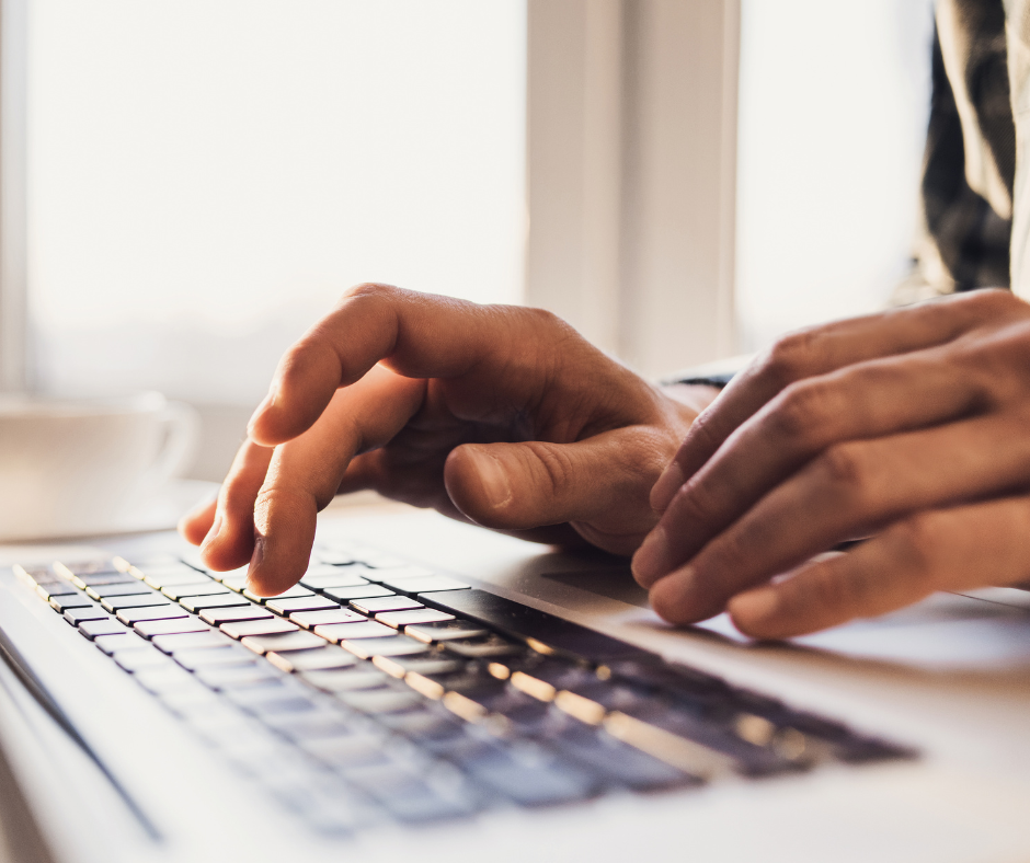 Close-up van handen die op een laptoptoetsenbord typen, met een subtiele grafische zigzaglijn over de afbeelding.
