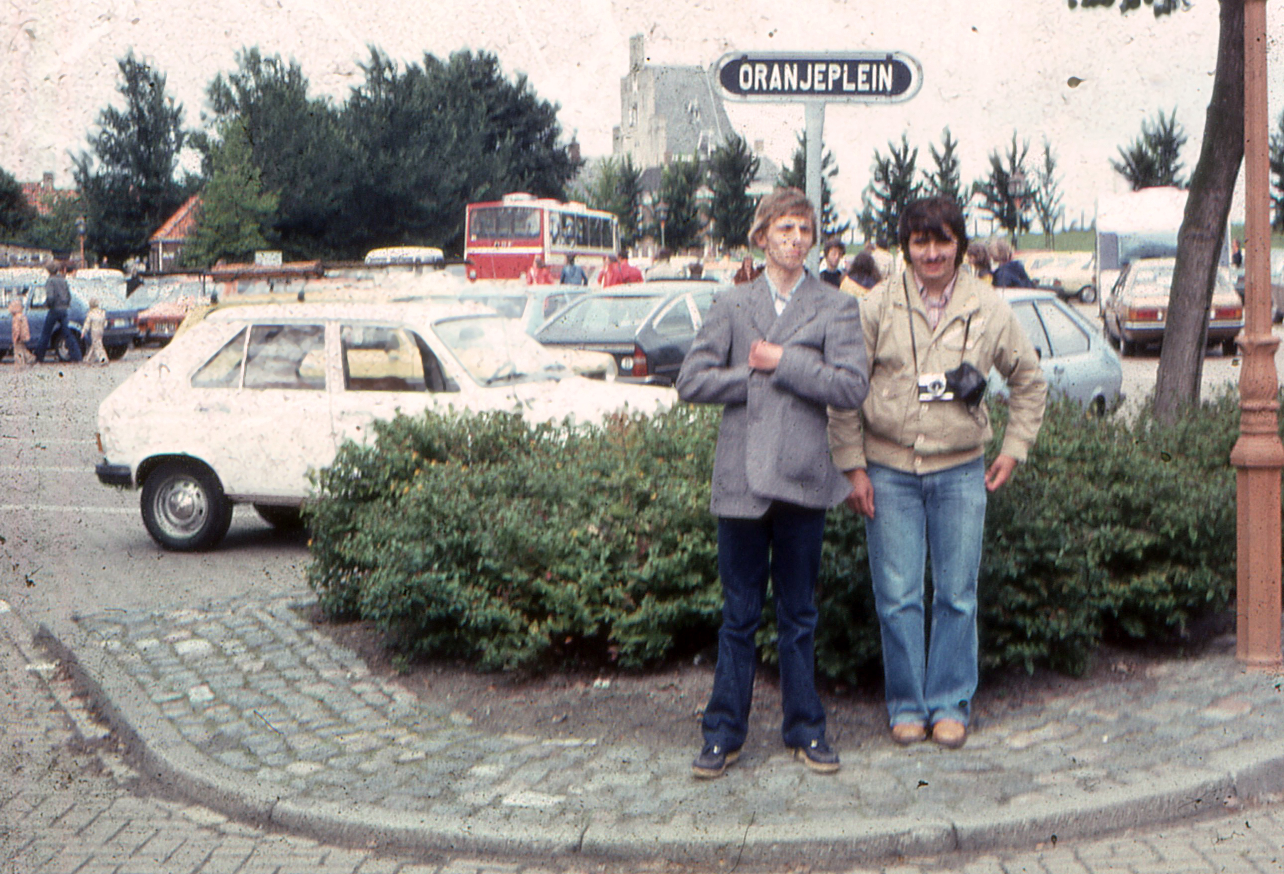 Foto uit het archief van twee mensen op het Oranjeplein