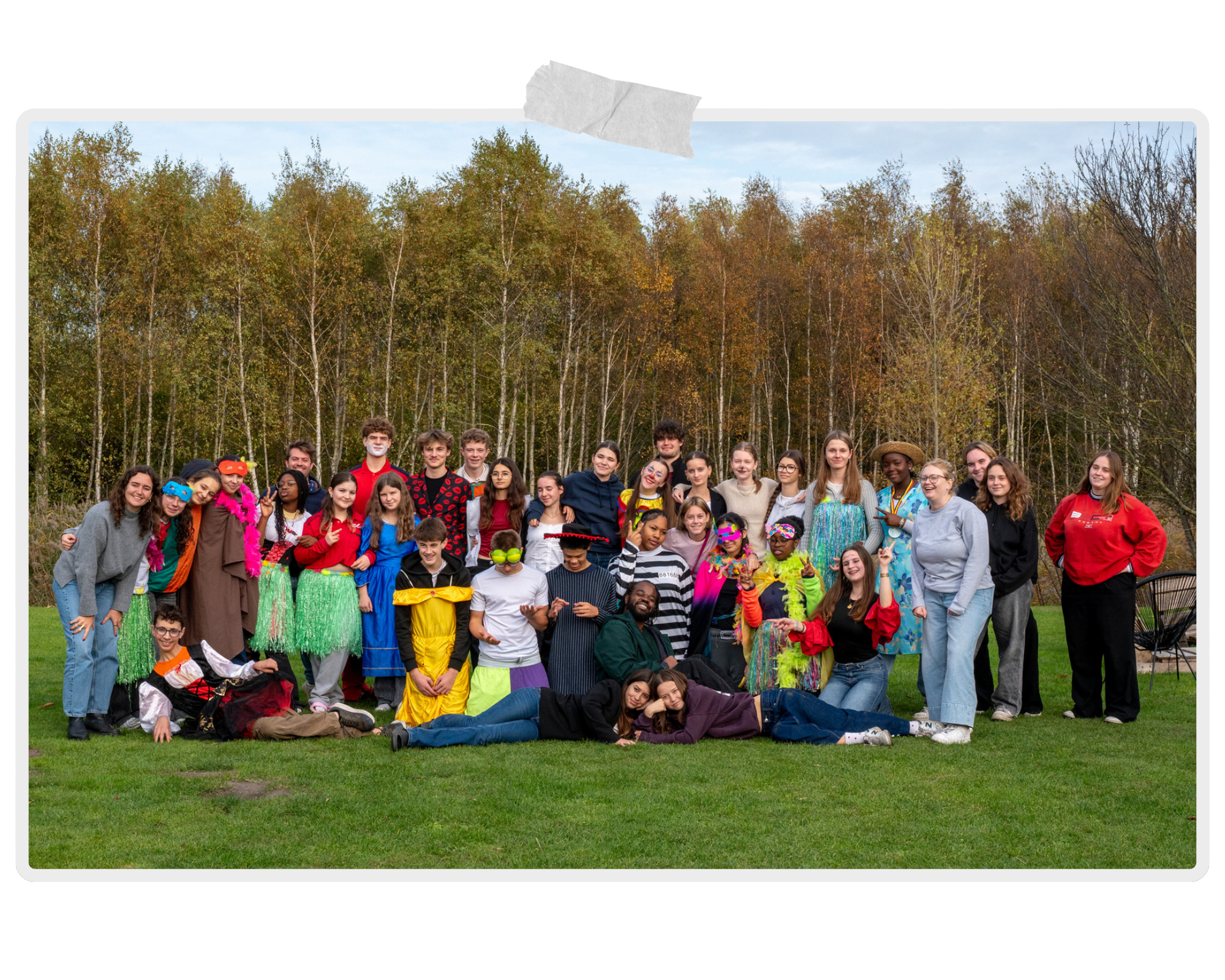 Een groep animatoren van de speelpleinwerkingen en jeugdateliers van Oranje in polaroid-stijl