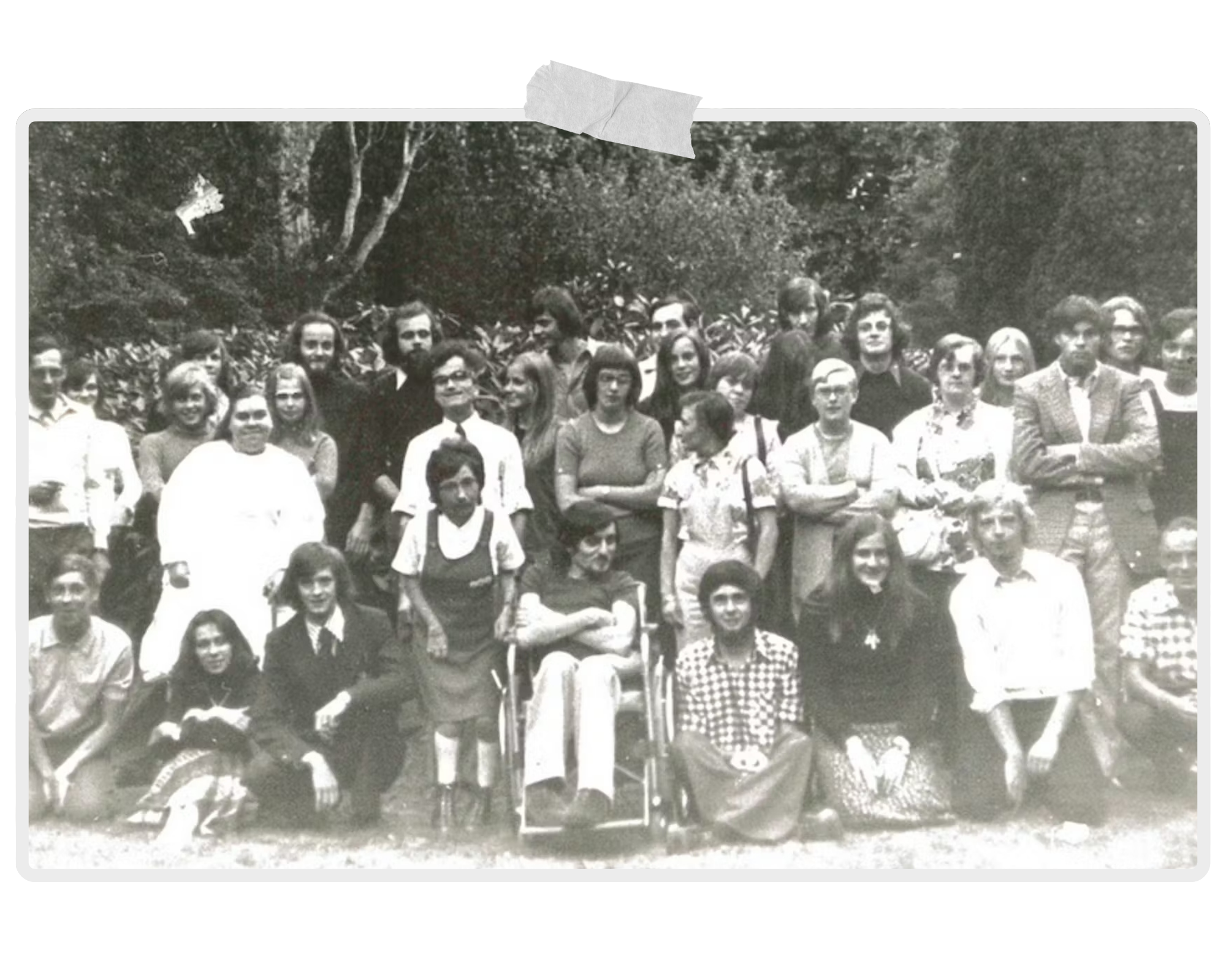 Archieffoto in zwart-wit van 1966 bij de start van Oranje in polaroid-stijl