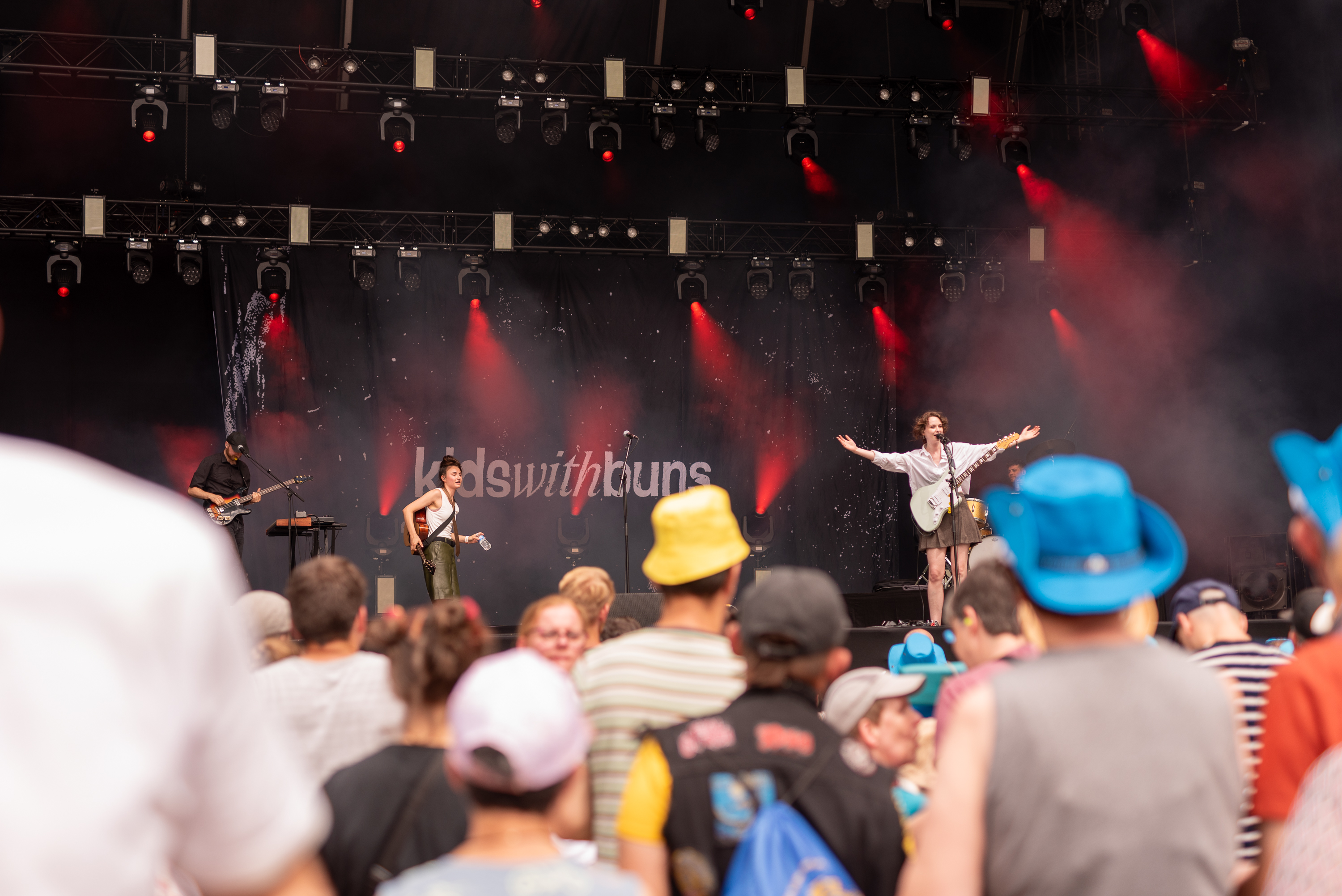 Mensen op een festival kijken naar een optreden