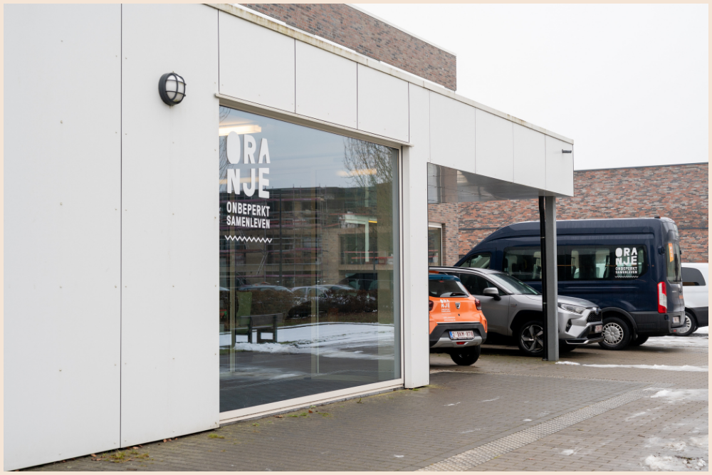 Zijkant gevel richting onthaal van de maatschappelijke zetel in Sijsele