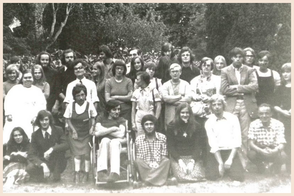 Archieffoto in zwart-wit van 1966 bij de start van Oranje in polaroid-stijl