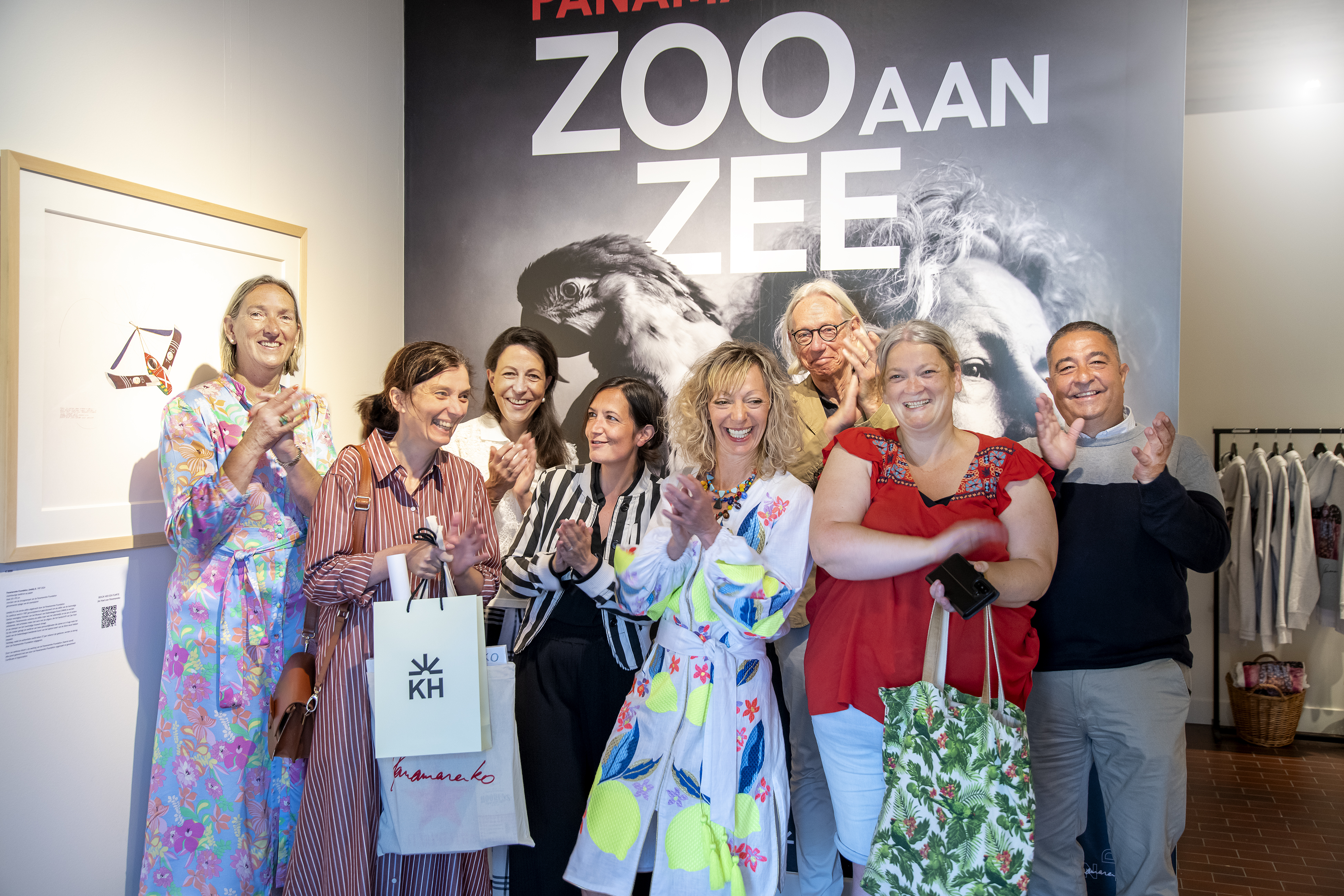 Burgemeester Cathy Coudyser en schepen Yves Merlevede feliciteren Heidi Renders als 10.000e bezoeker van de tentoonstelling Panamarenko’s Zoo aan Zee in Knokke-Heist.