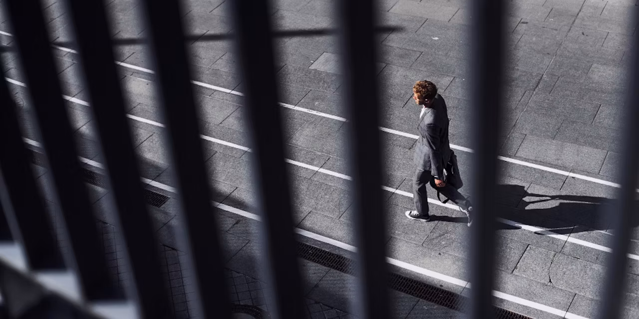 man wandelt op straat