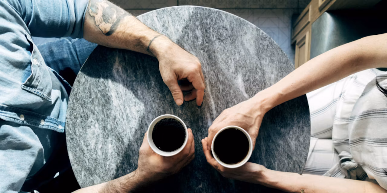 twee mensen drinken koffie