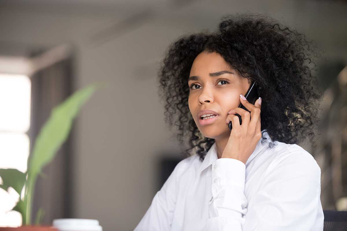 vrouw is aan het bellen