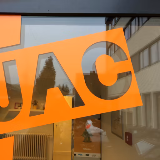 logo van JAC op raam