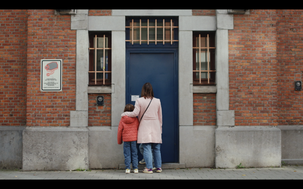 kind op bezoek in gevangenis