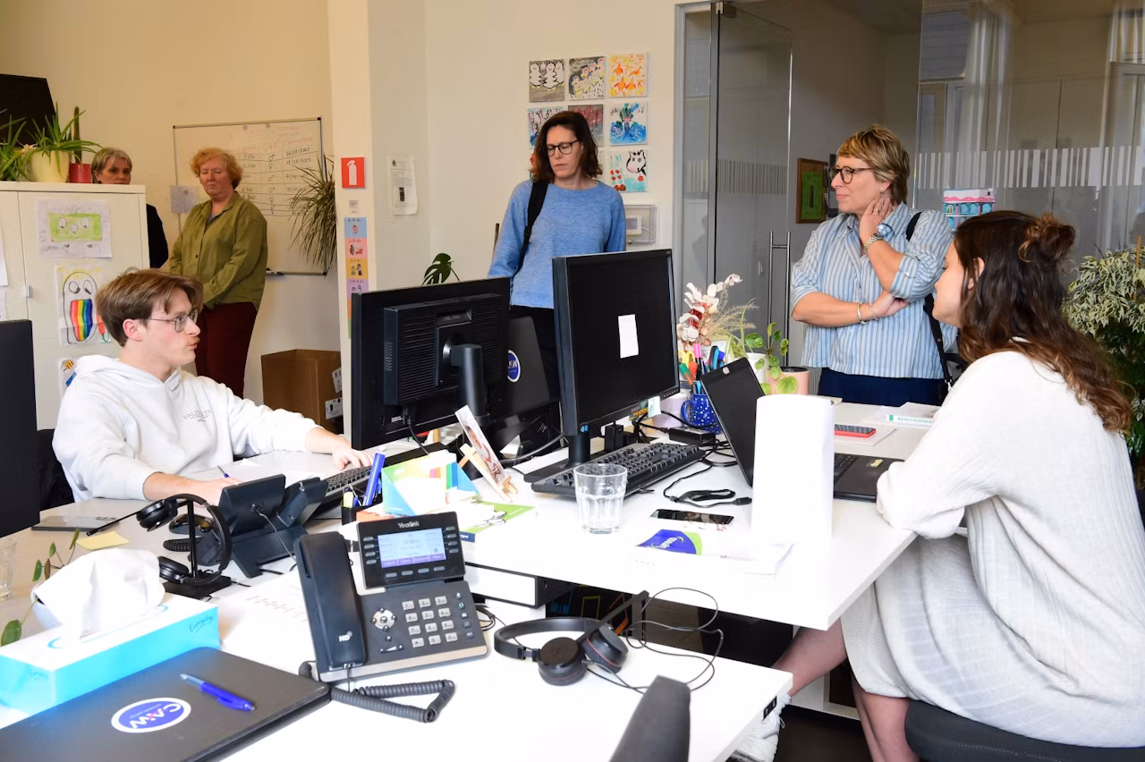 Vlaams minister van Welzijn Caroline Gennez brengt bezoek aan Slachtofferhulp van CAW