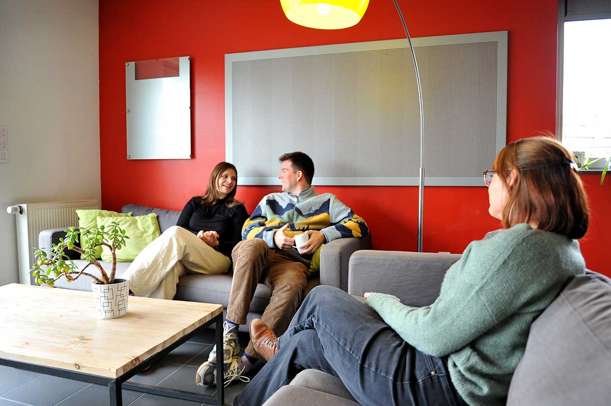 Personen in gesprek - copyright: Maaike Buys