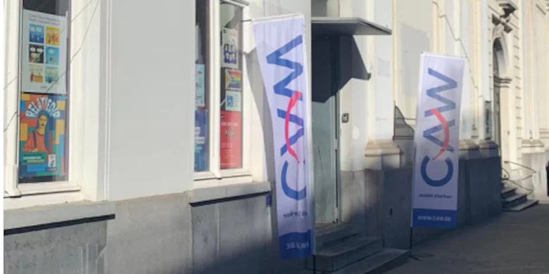 Ingang CAW huis met vlaggen