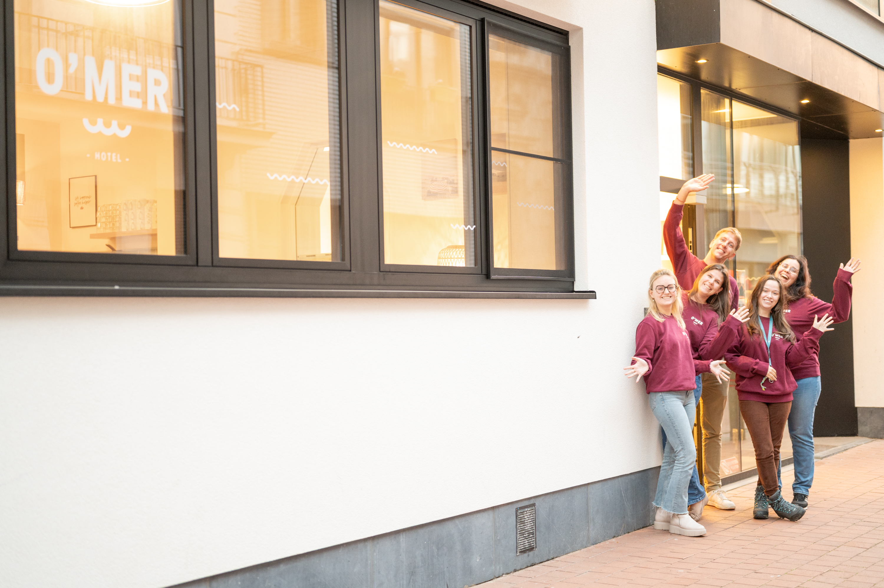 Het team van hotel O'mer voor de inkom
