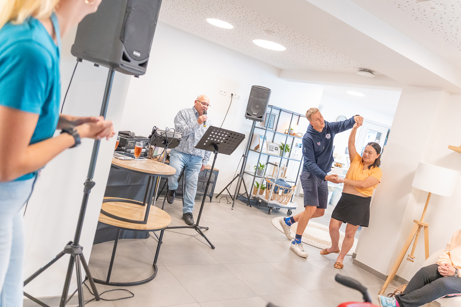 Twee mensen dansen in het hotel tijdens een optreden