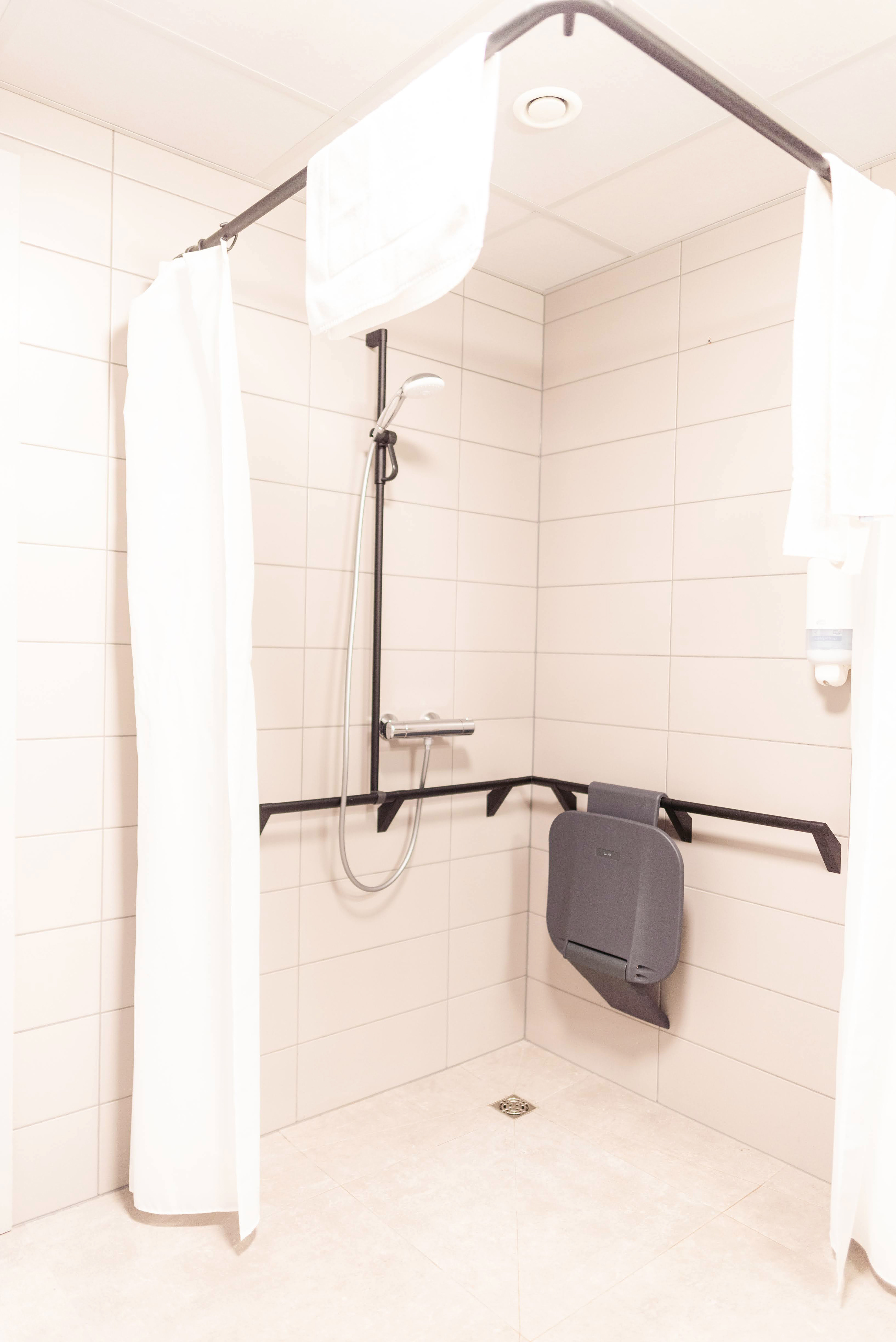 Rolstoeltoegankelijke badkamer in eenpersoonskamer