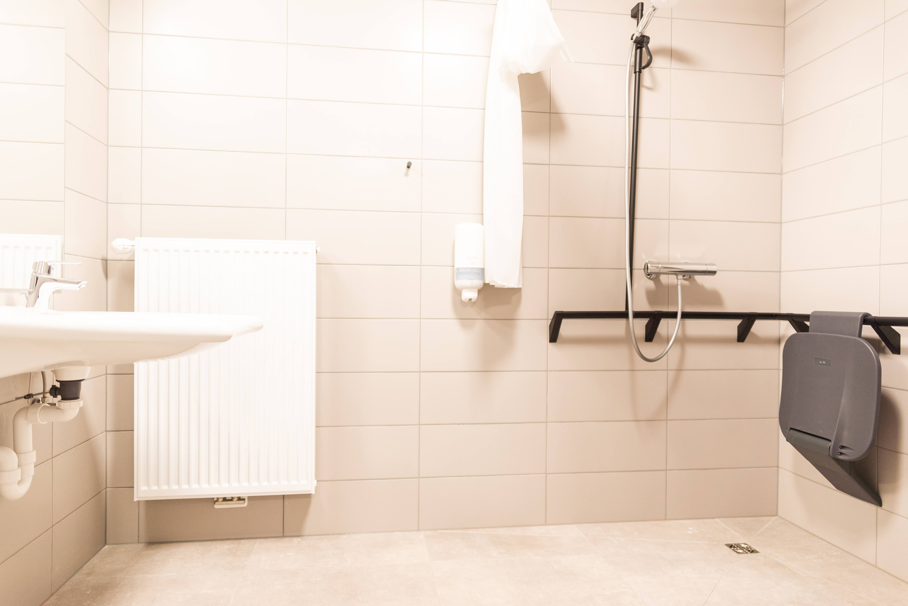 Rolstoeltoegankelijke badkamer in eenpersoonskamer
