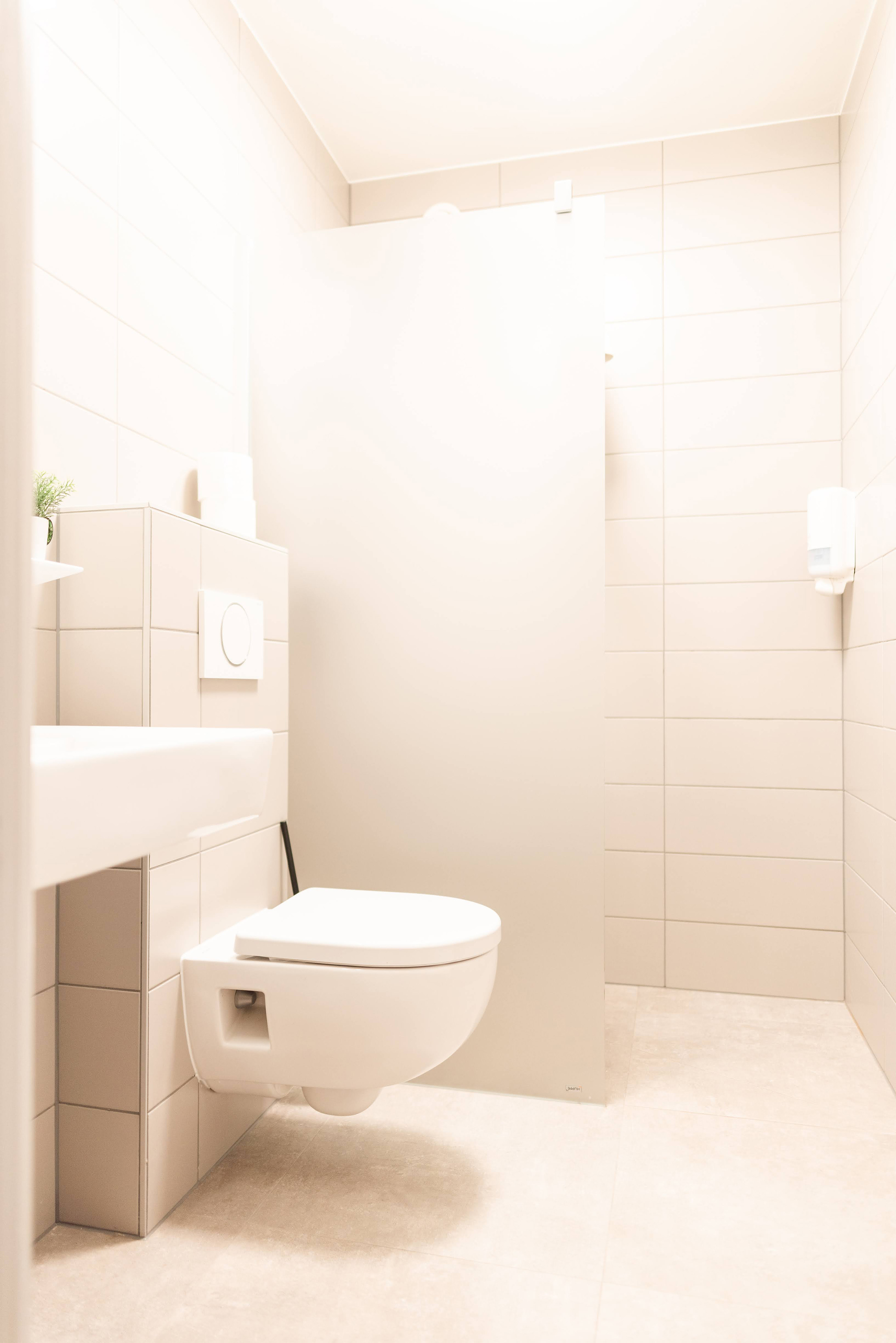 Eigen badkamer met douche en toilet