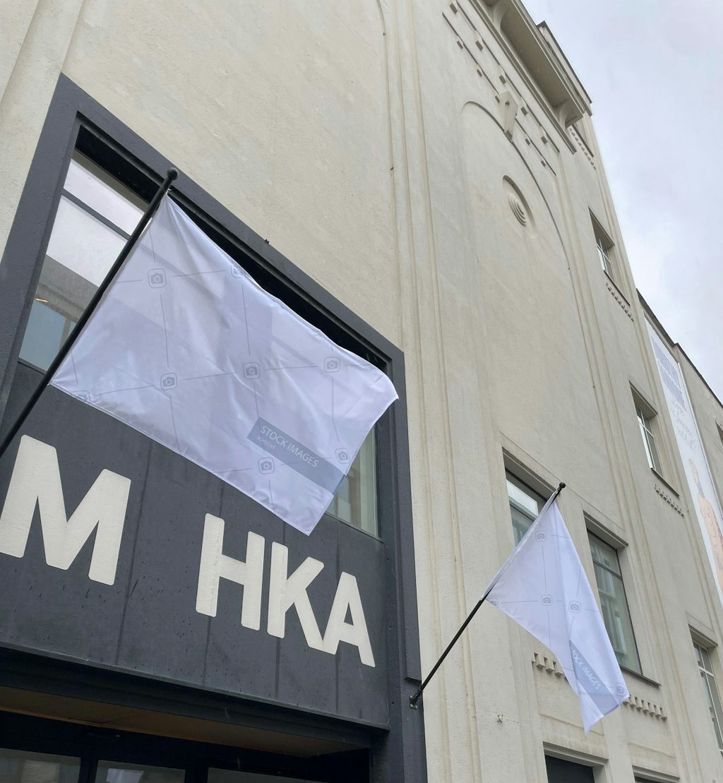 White Flags With Watermark door Schscht @ M HKA