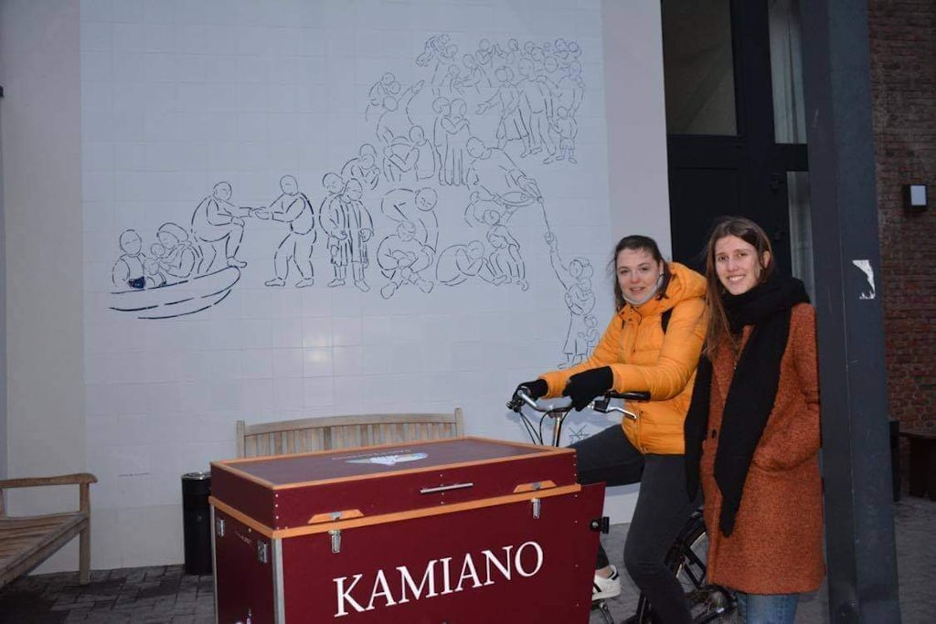 Twee vrijwilligers (rechts: Jorien) die op pad gaan voor het dak- en thuislozenrestaurant Kamiano van Sant' Egidio. © Gledis Shabani
