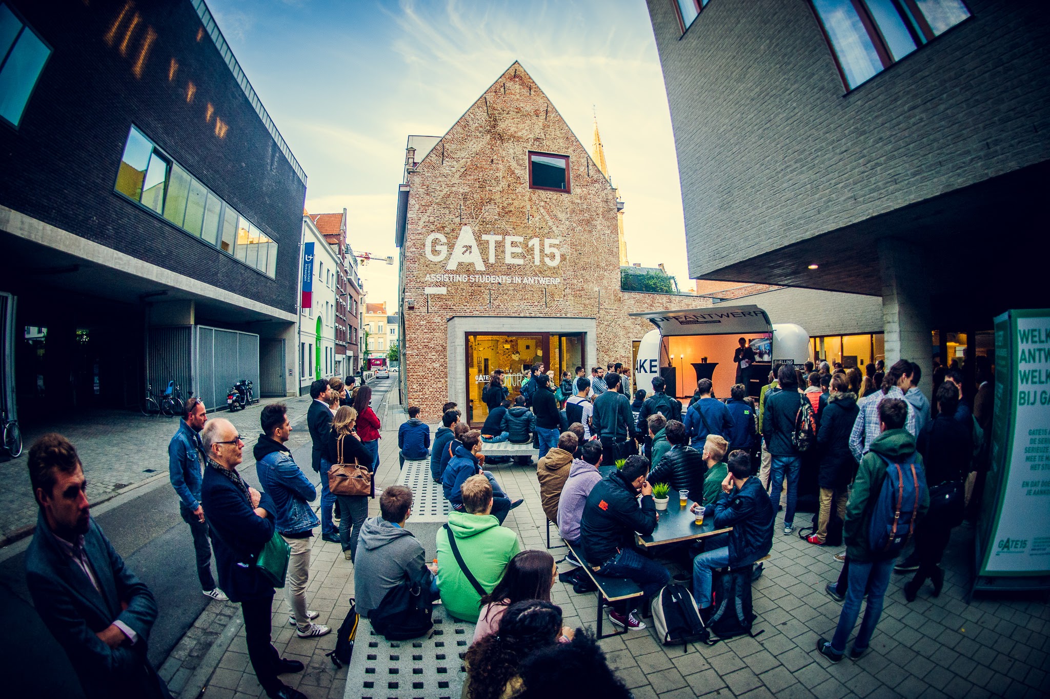 Zicht op GATE15 en bezoekers op het plein