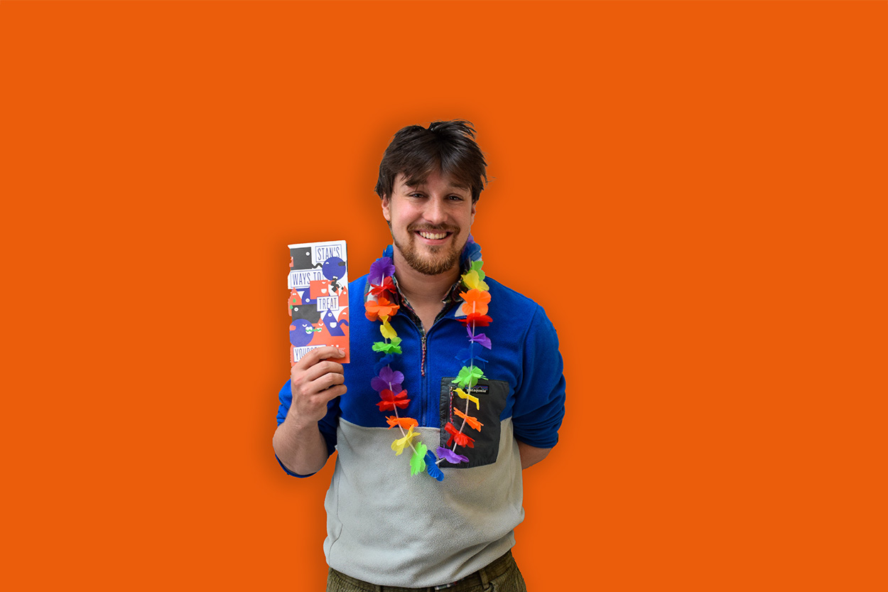 Foto met vooraanzicht op Mathieu van het onthaalteam