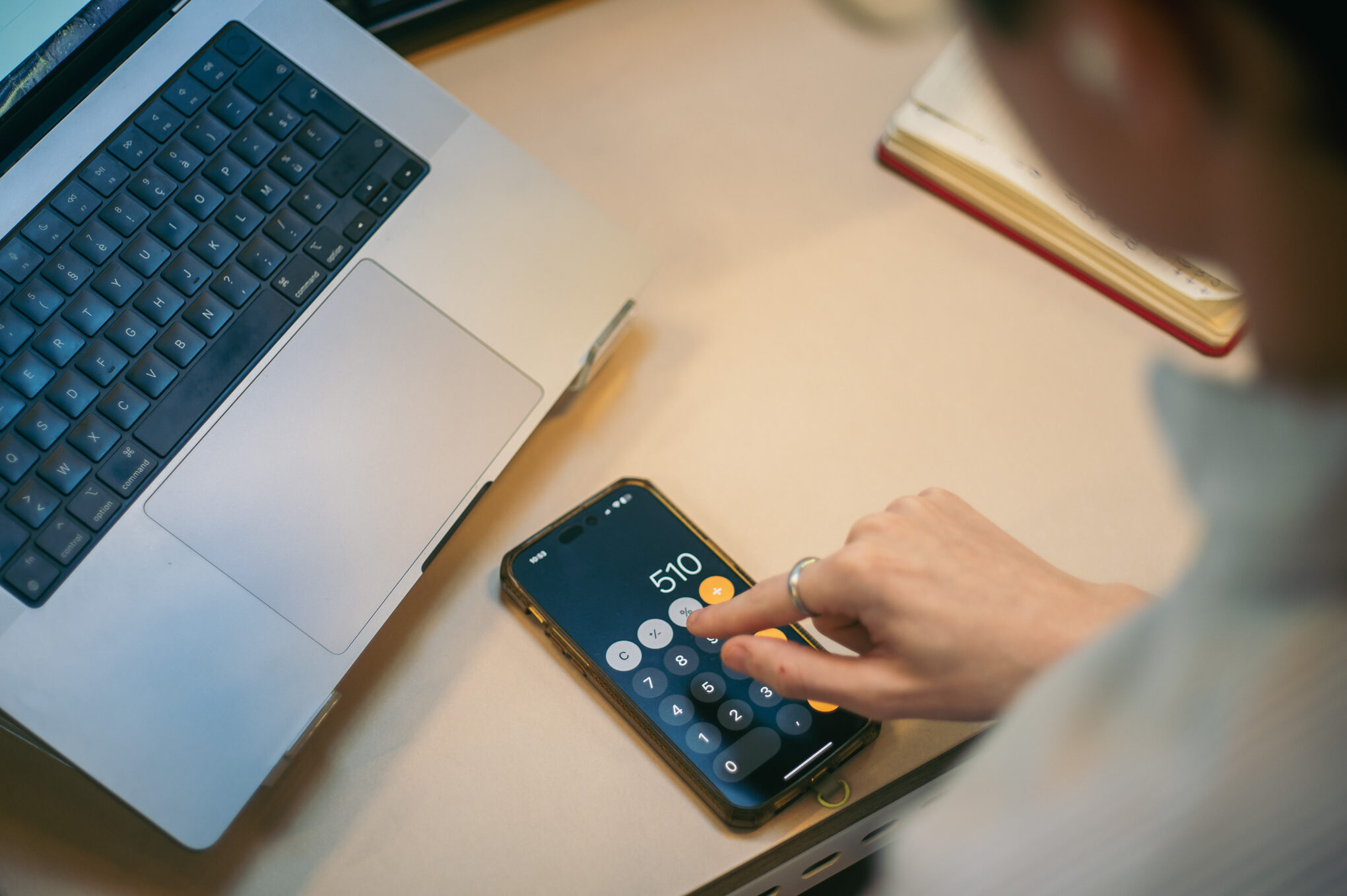 Persoon met rekenmachine