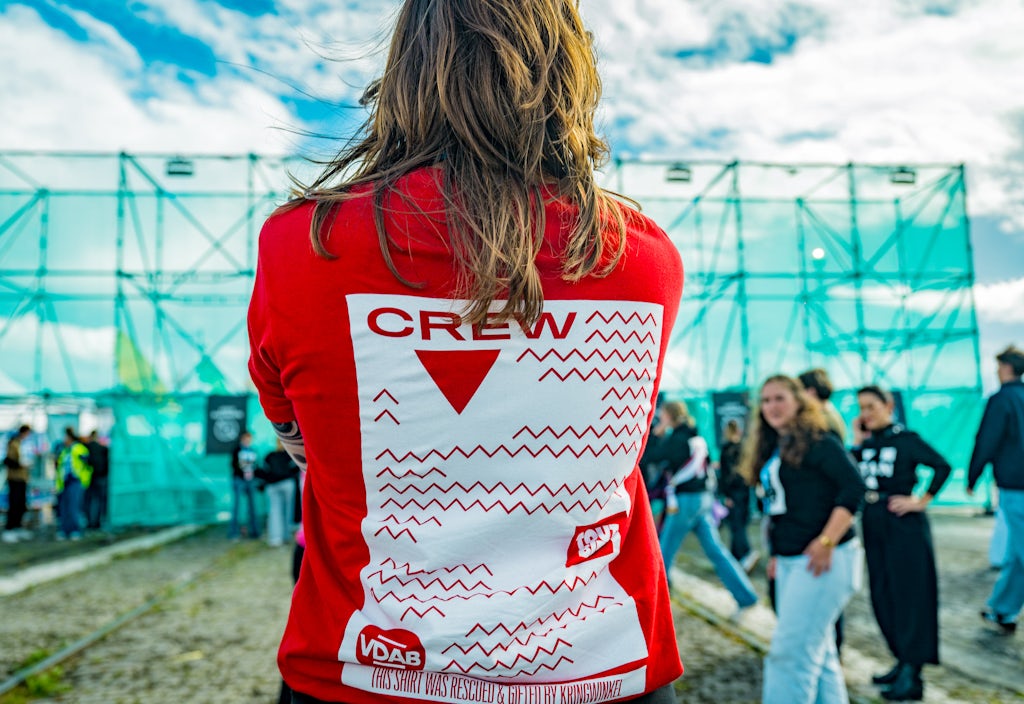 Achteraanzicht op een tshirt van een studentenmedewerker op StuDay