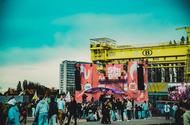 Zicht op een podium van StuDay
