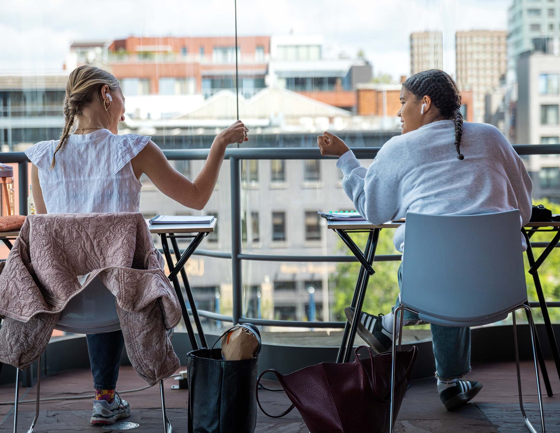 Twee studenten geven elkaar een vuistje