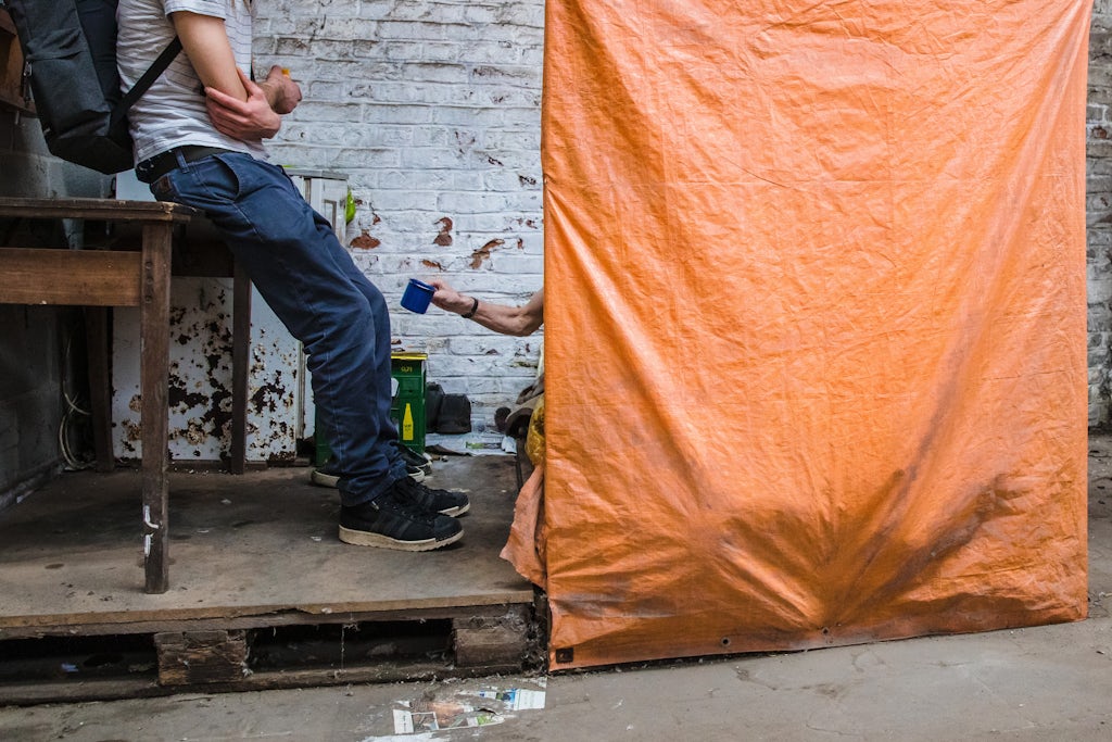 straathoekwerker zit bij dakloze persoon