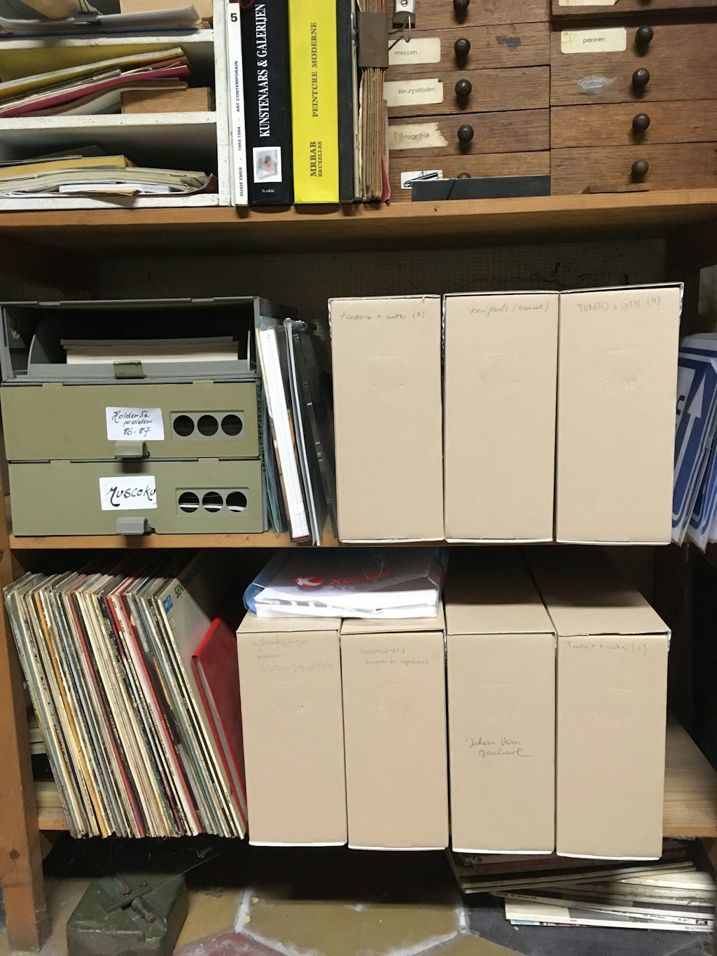 Opgeschoonde archiefdozen bij Stichting Pim De Rudder, Assenede - foto: CKV, 2020